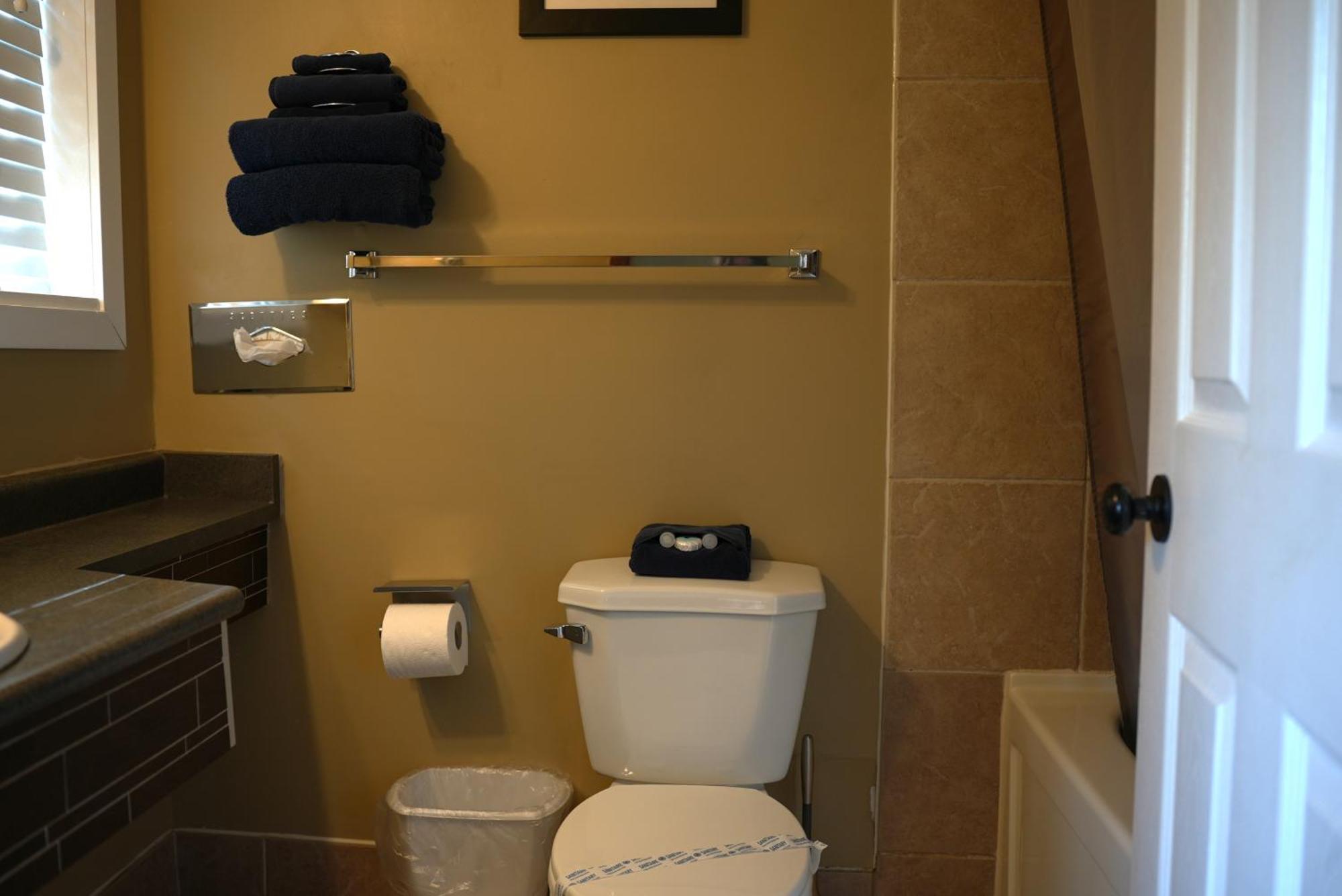 Malahat Bungalows Motel Bagian luar foto
