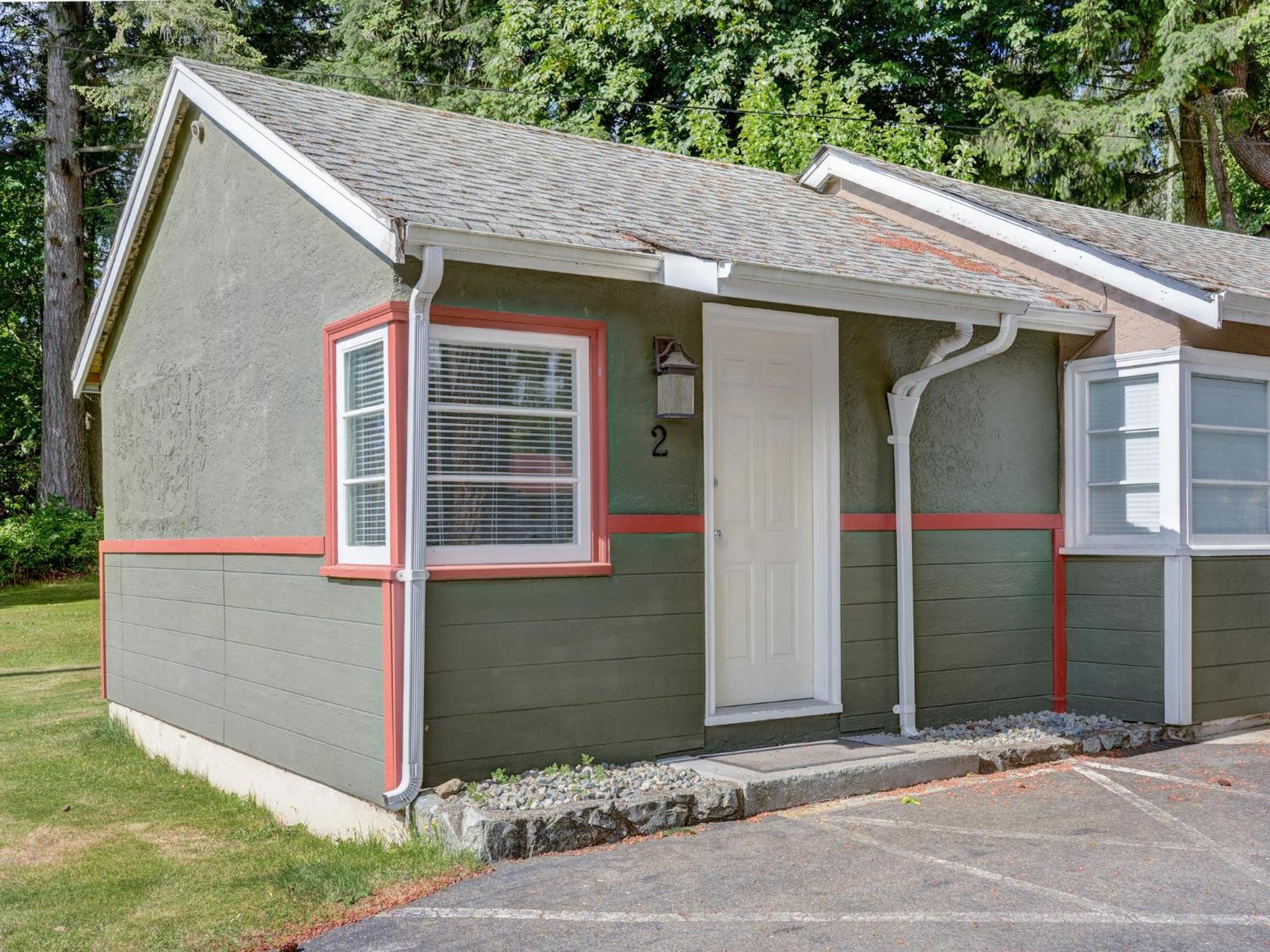 Malahat Bungalows Motel Bagian luar foto