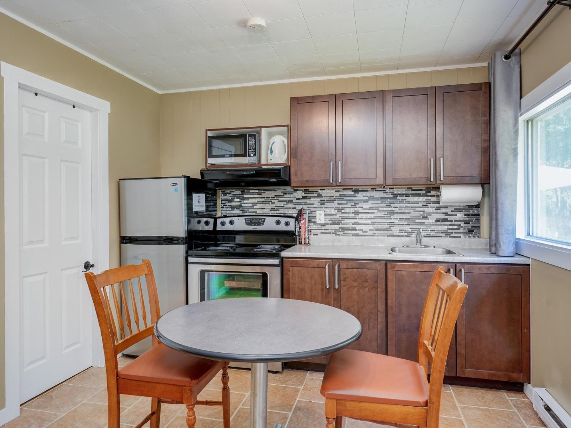 Malahat Bungalows Motel Bagian luar foto