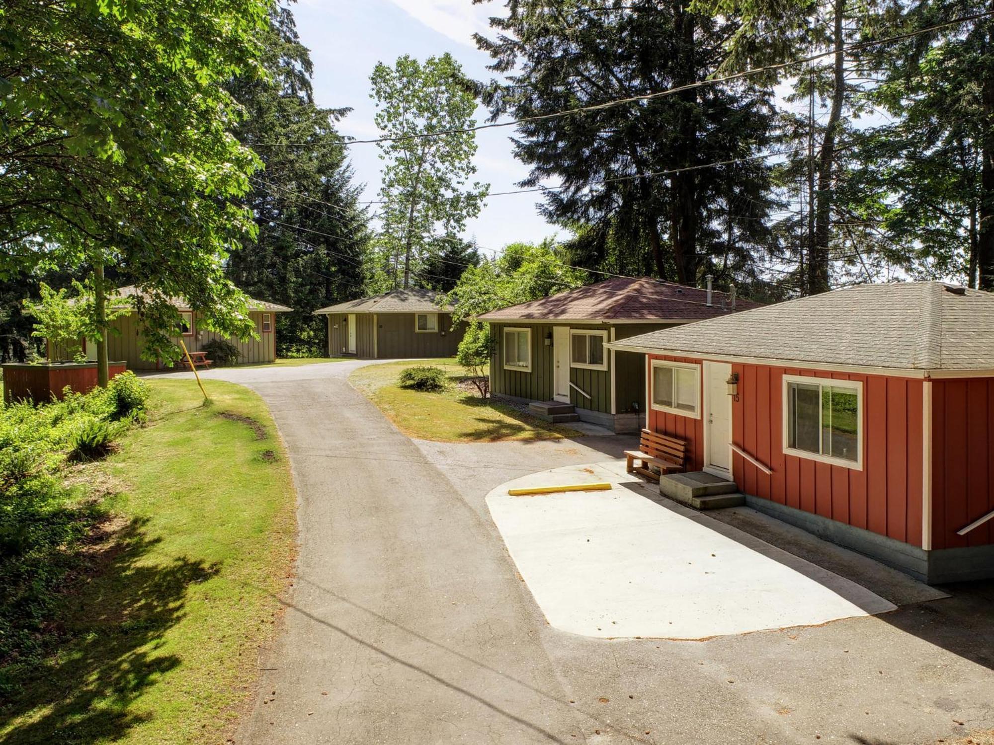 Malahat Bungalows Motel Bagian luar foto