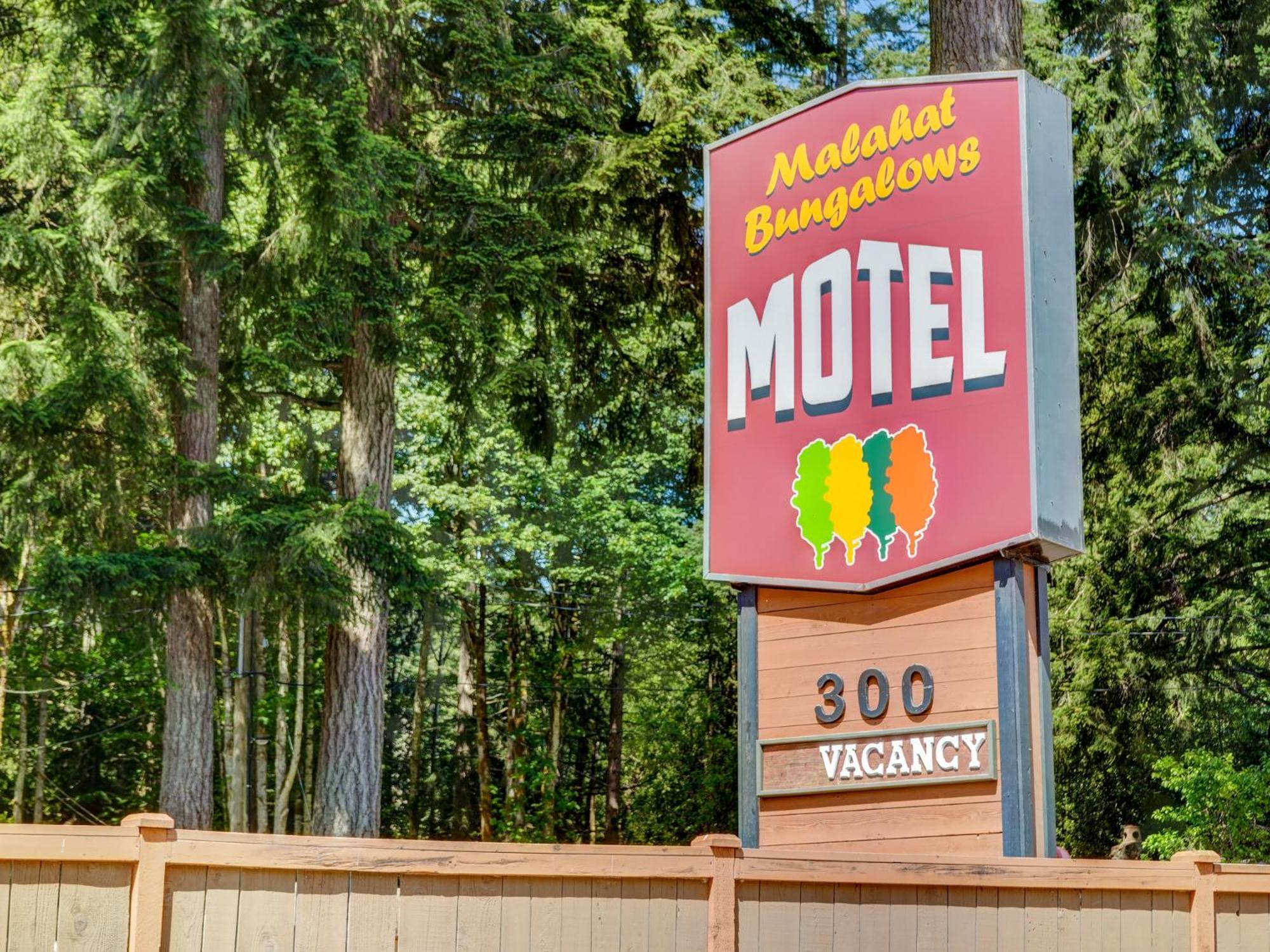 Malahat Bungalows Motel Bagian luar foto