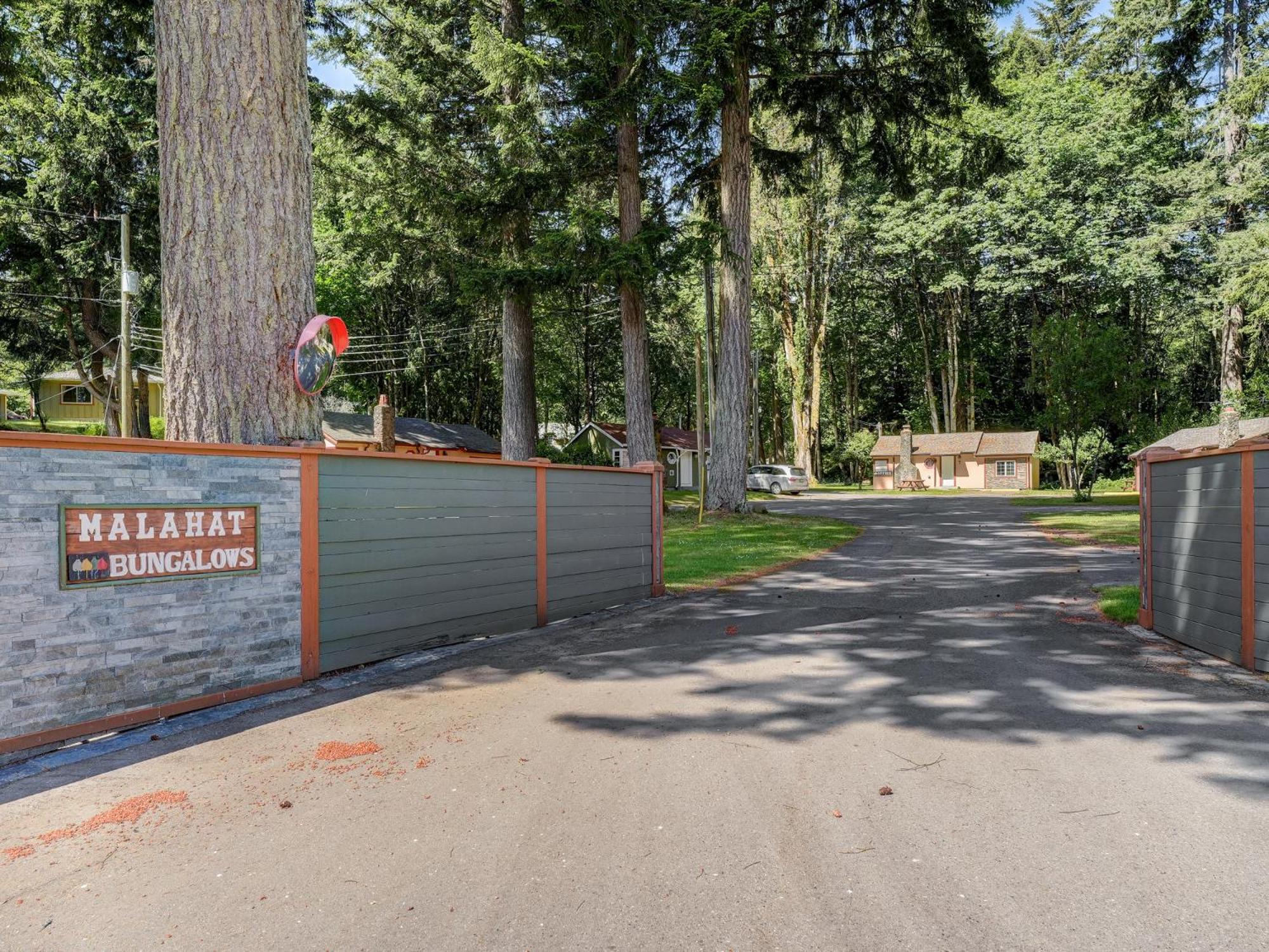 Malahat Bungalows Motel Bagian luar foto
