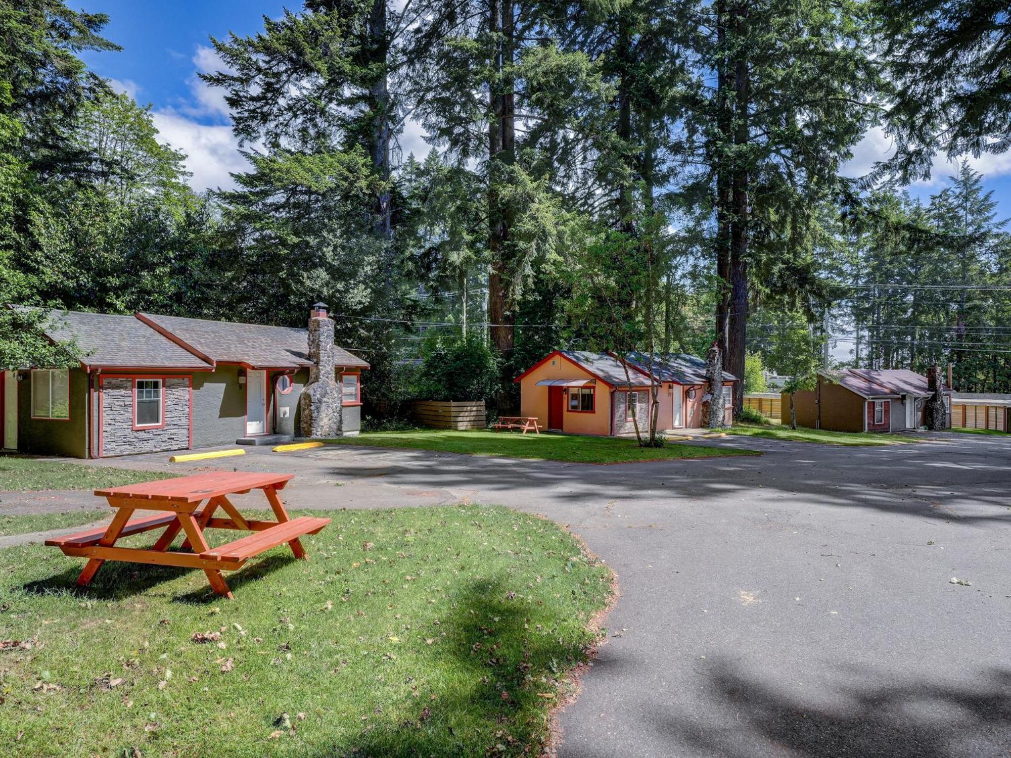 Malahat Bungalows Motel Bagian luar foto